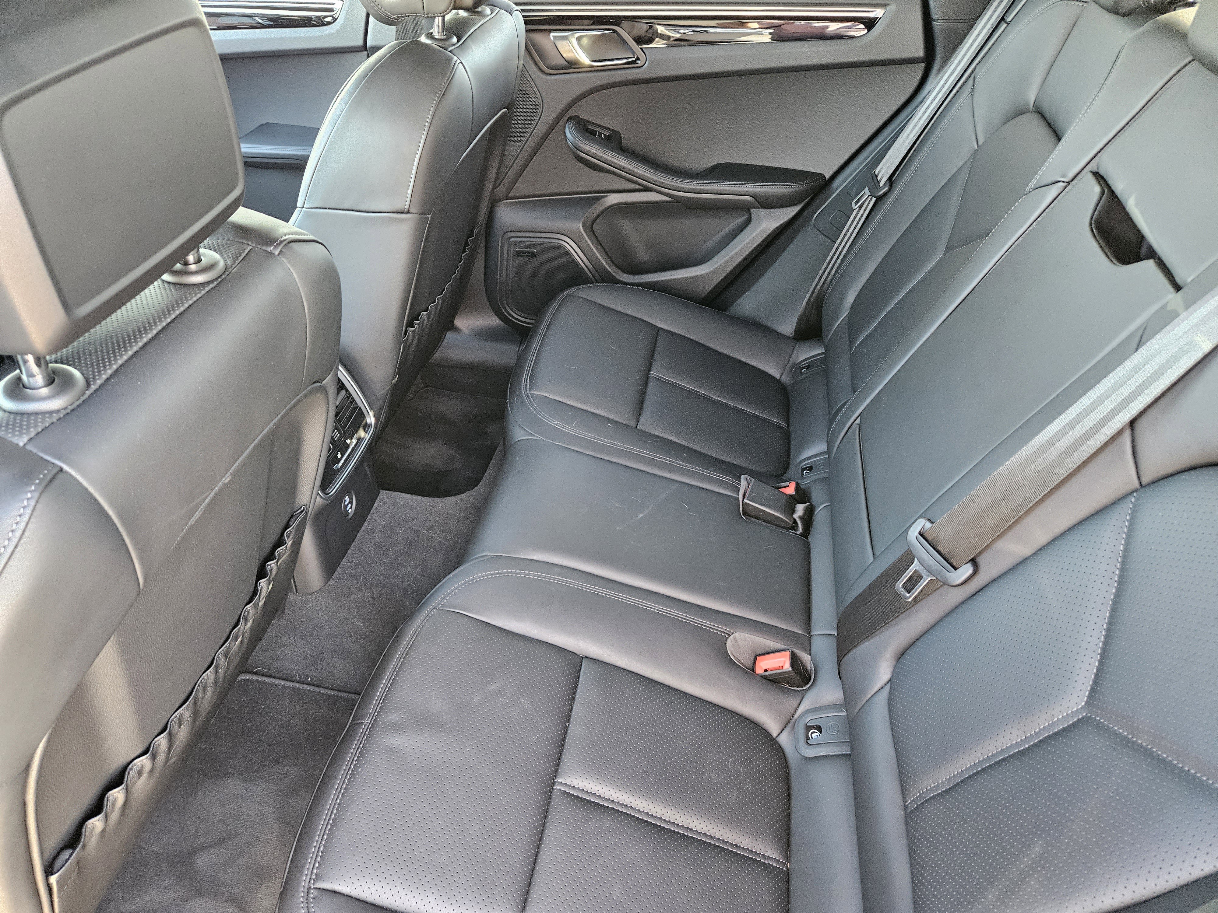 Certified 2025 Porsche Macan image 28