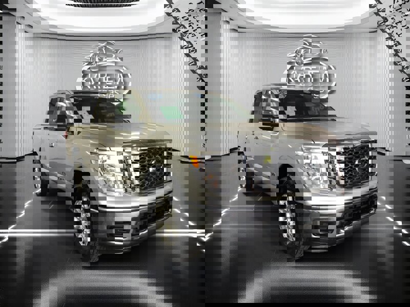 Used 2018 Nissan Titan SV image 3