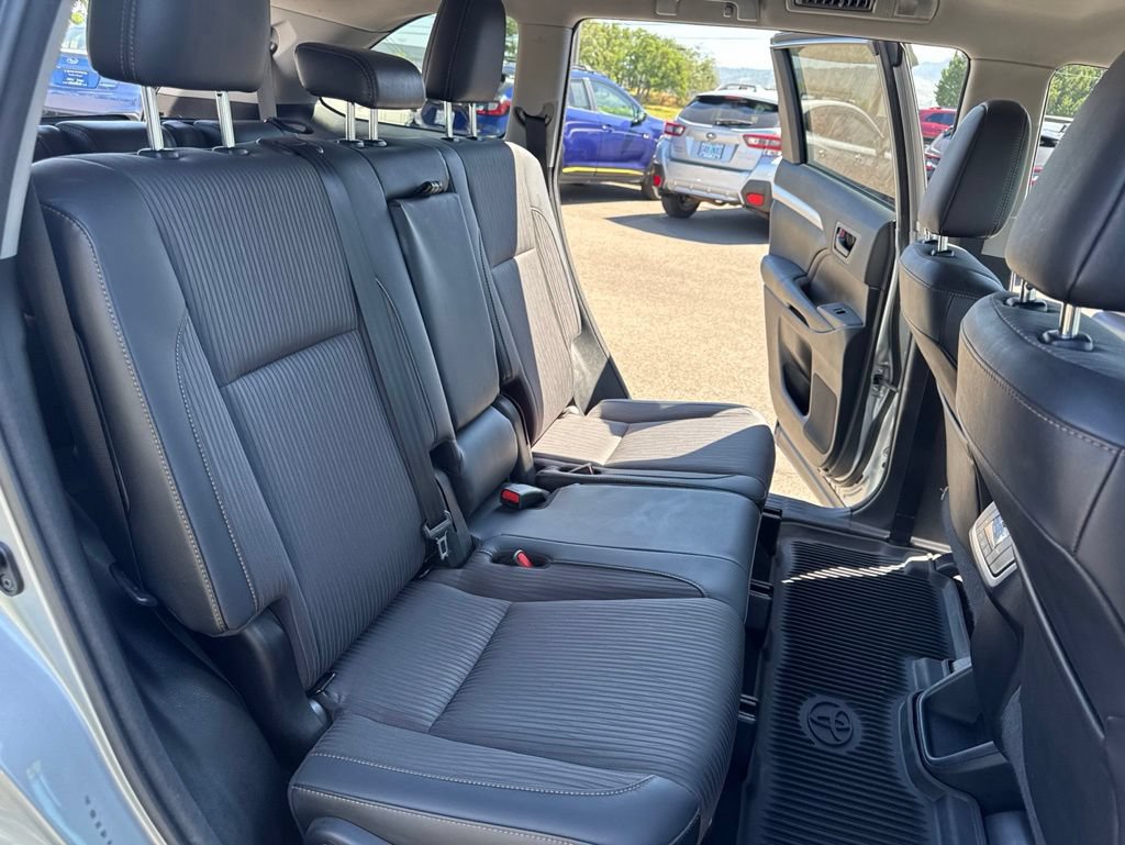 Used 2017 Toyota Highlander Plus AWD/4WD image 16