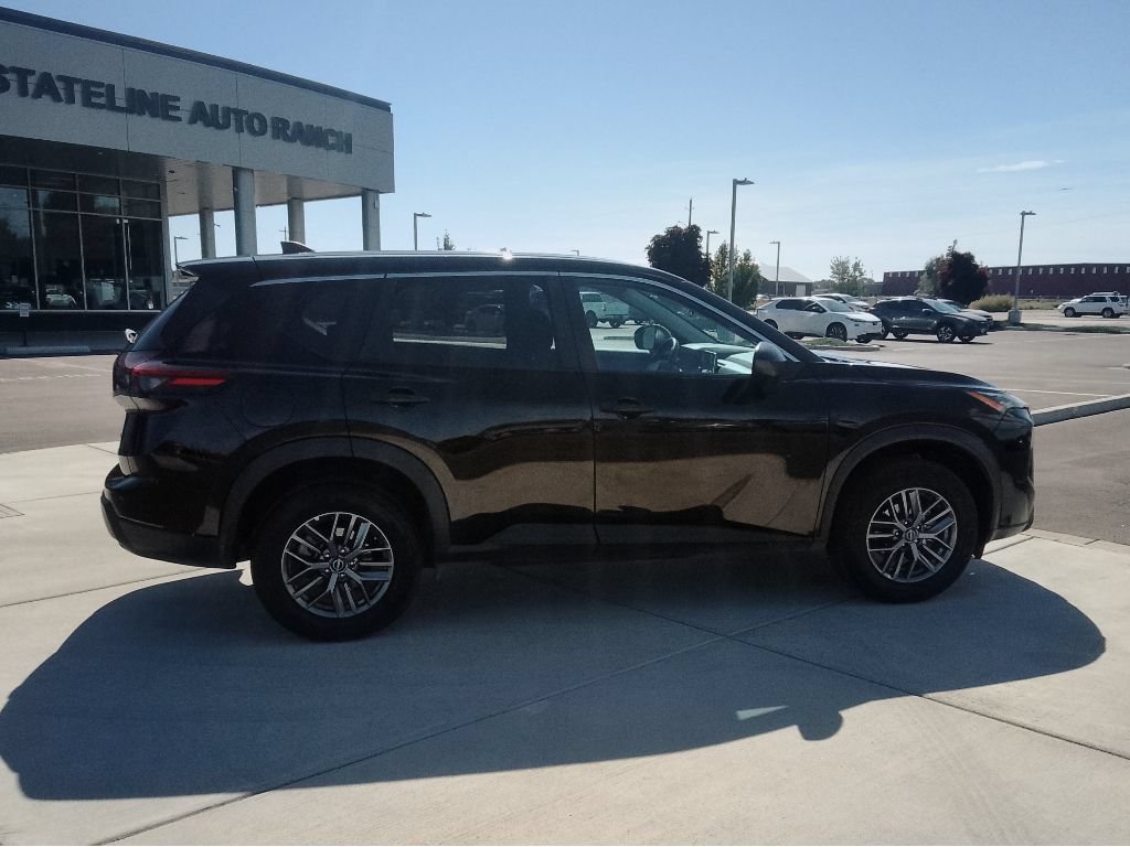 Used 2024 Nissan Rogue S AWD/4WD image 2