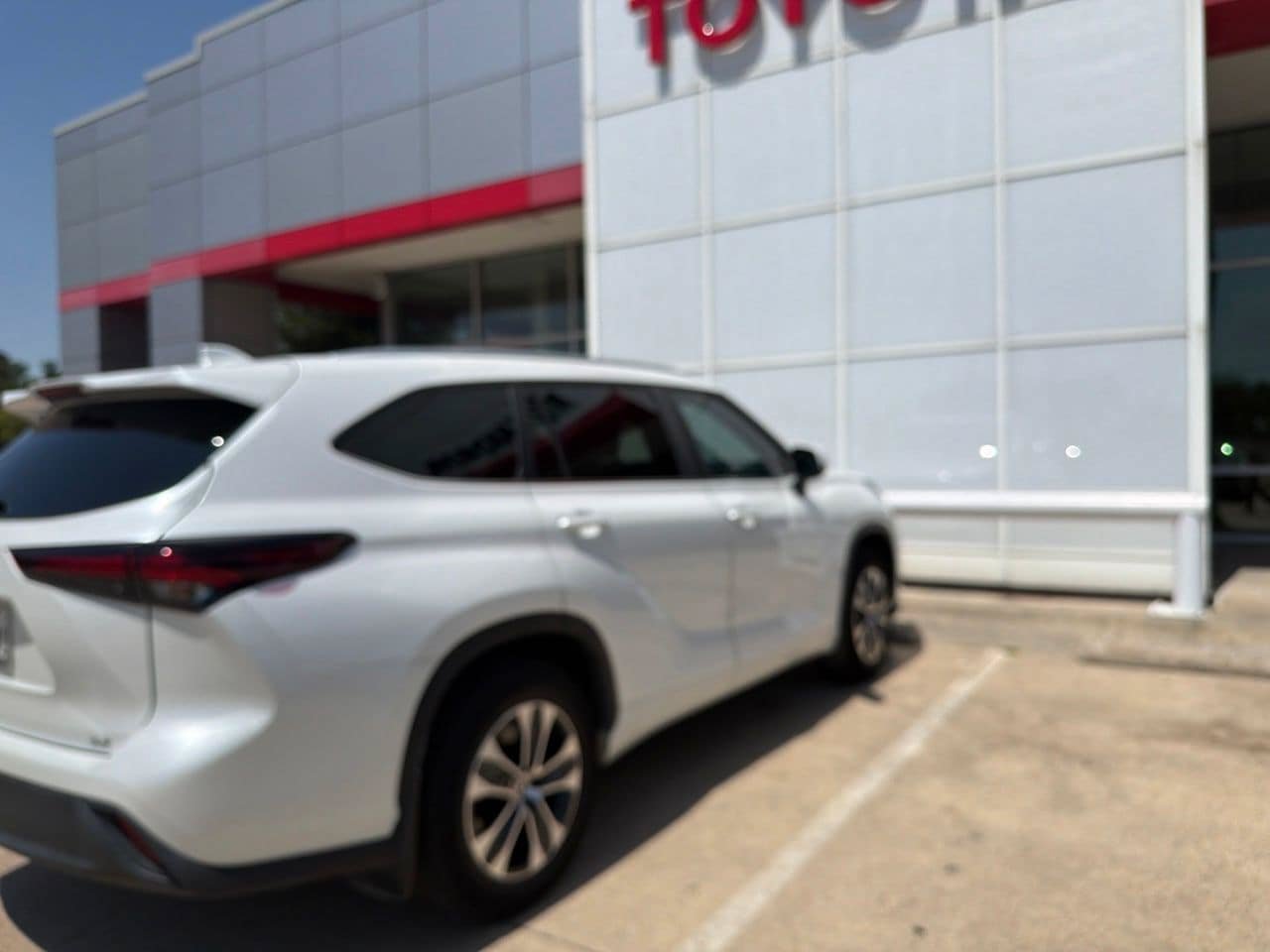 Used 2024 Toyota Highlander XLE FWD image 4