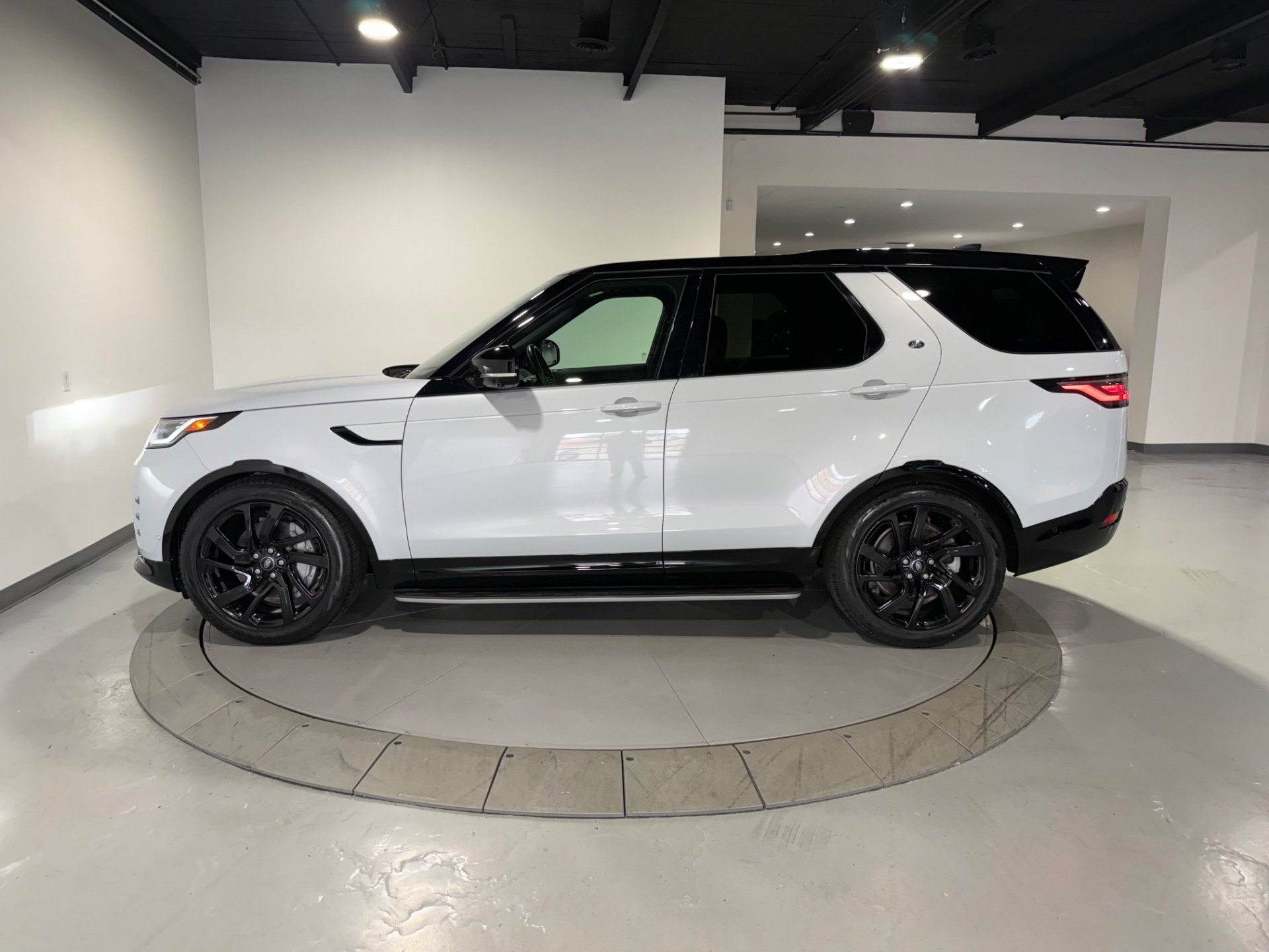 Used 2023 Land Rover Discovery S R-Dynamic AWD/4WD image 10