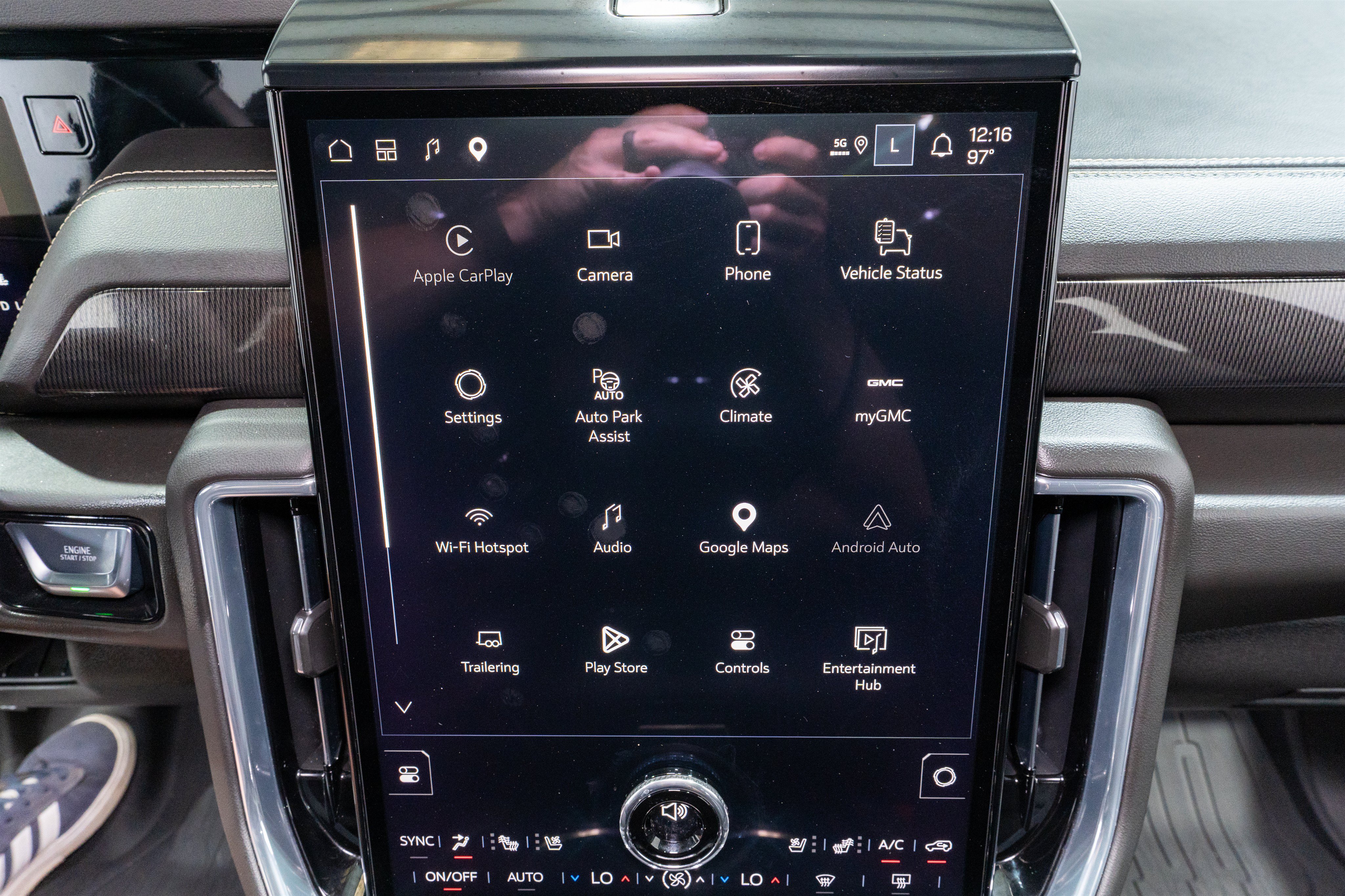 Used 2025 GMC Yukon Elevation w/ Elevation Premium Package AWD/4WD image 19