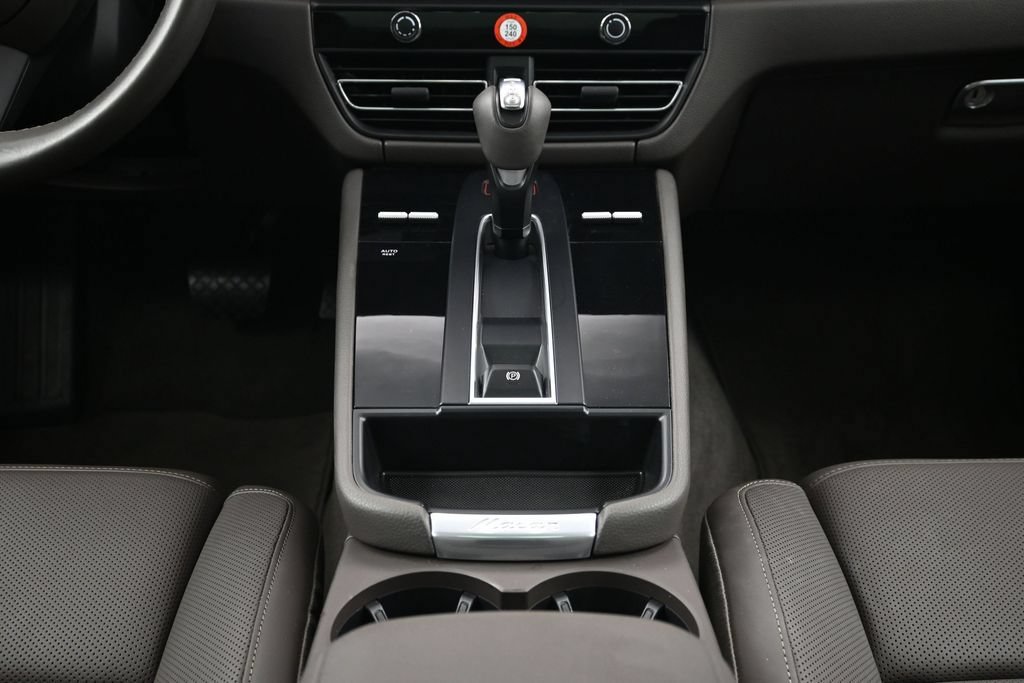 Certified 2023 Porsche Macan AWD/4WD image 10