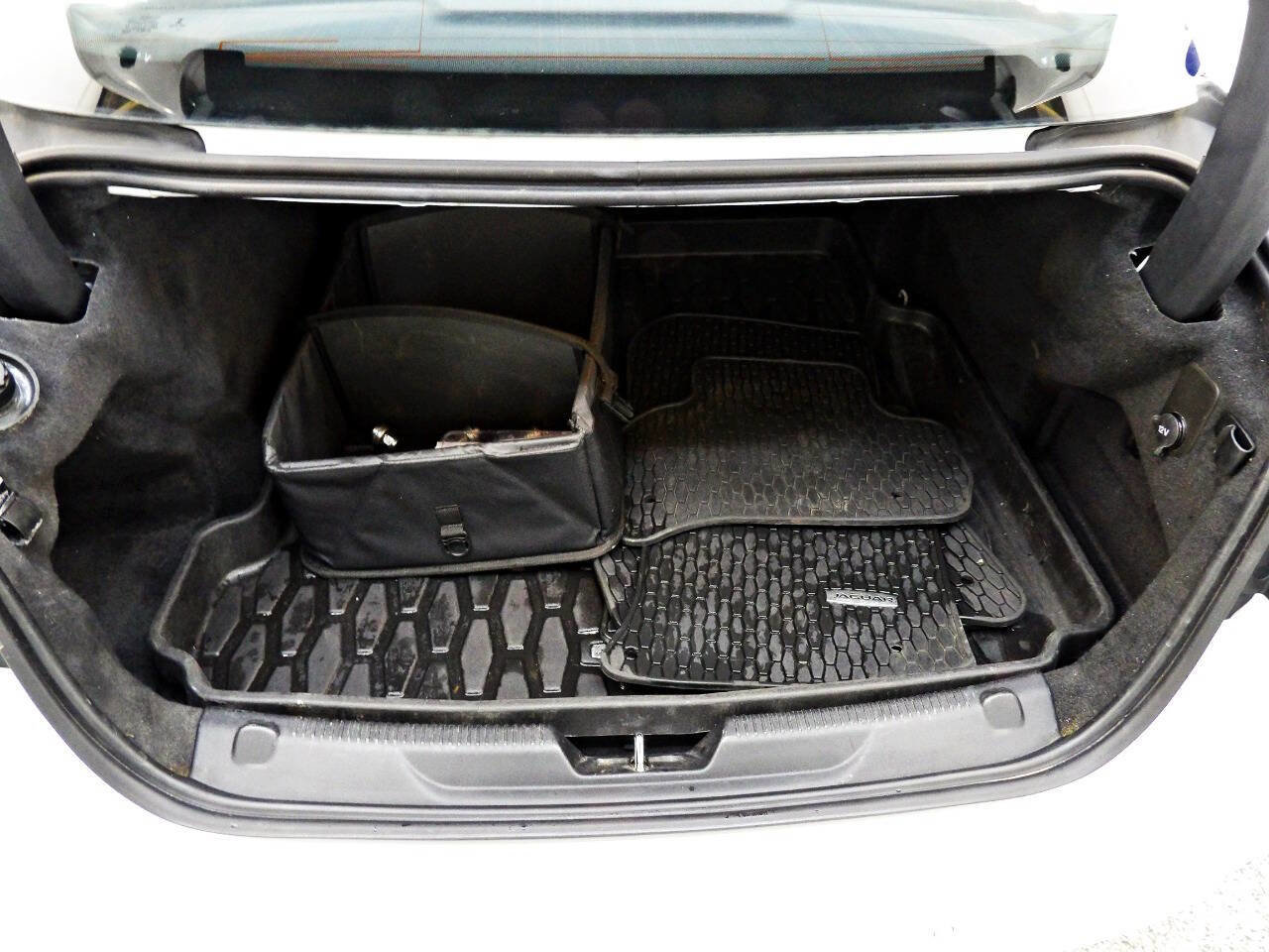 Used 2019 Jaguar XE Premium image 13