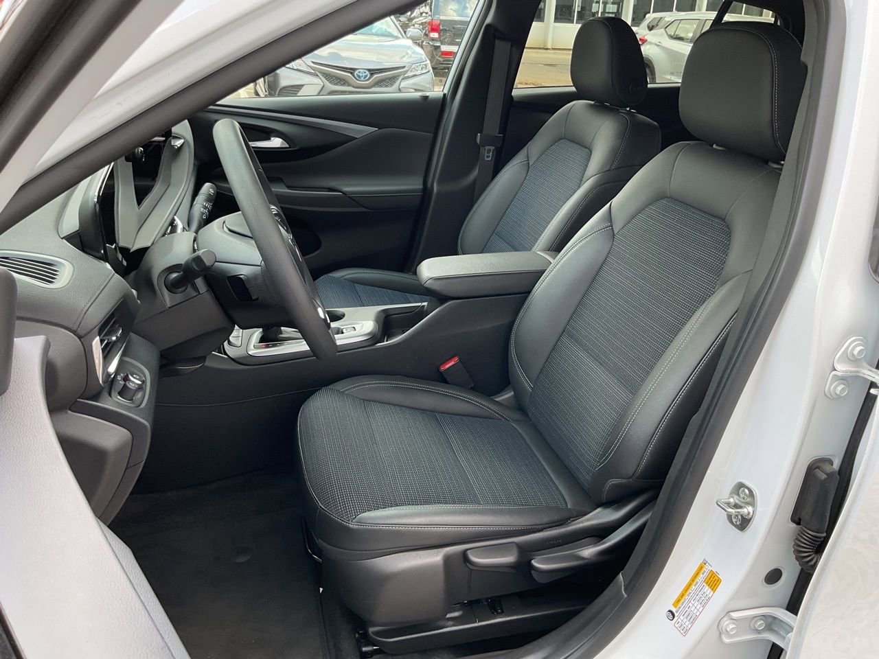 Used 2025 Buick Envista Preferred image 14