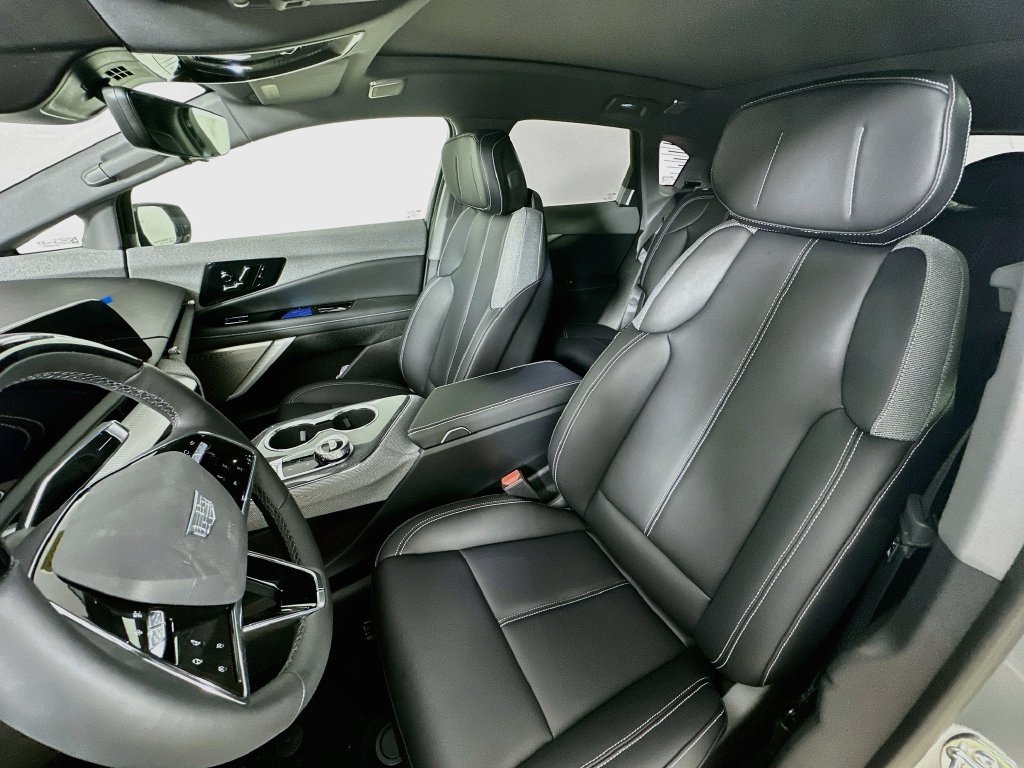 New 2027 Cadillac Optiq Luxury w/ LPO, Floor Liner Package AWD/4WD image 26