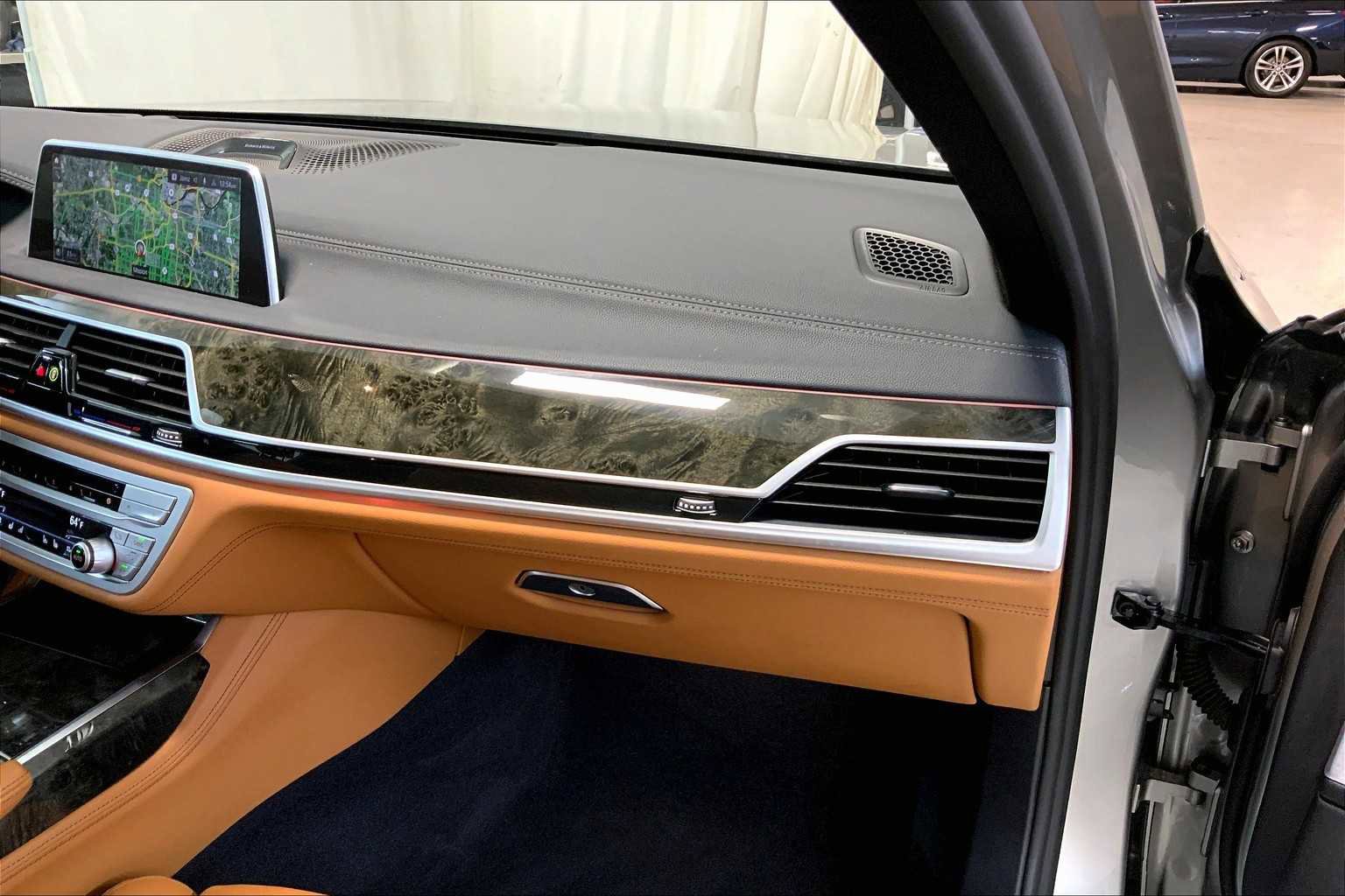 Used 2021 BMW 750i xDrive w/ Autobahn Package AWD/4WD image 18