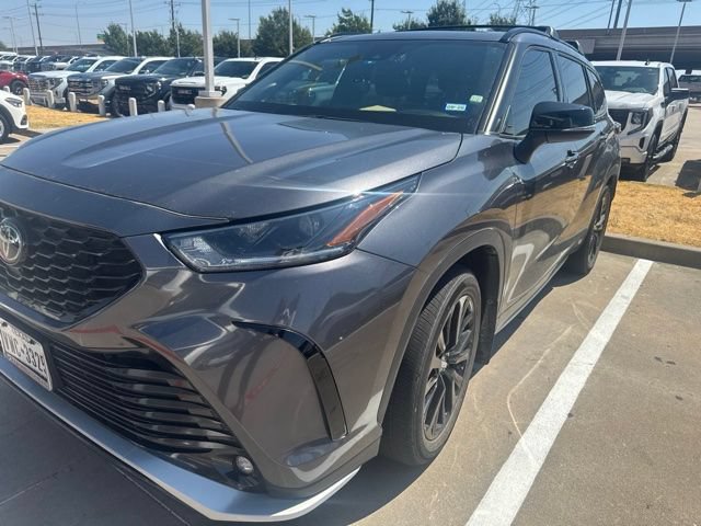 Used 2024 Toyota Highlander XSE FWD image 2
