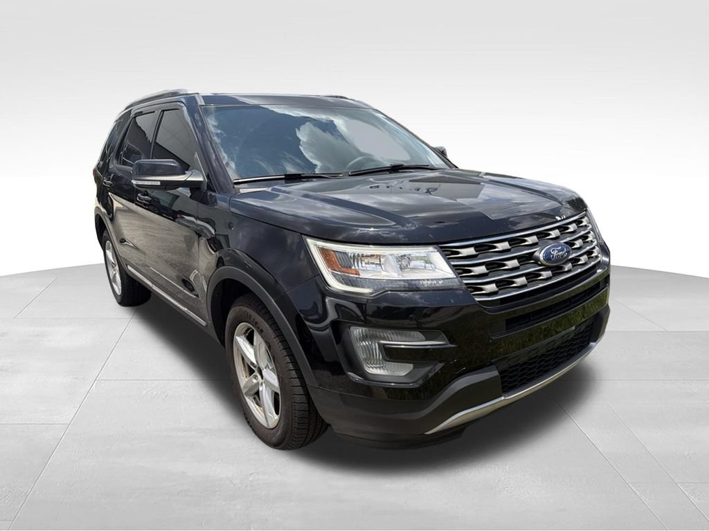 Used 2017 Ford Explorer XLT w/ Equipment Group 201A AWD/4WD image 3