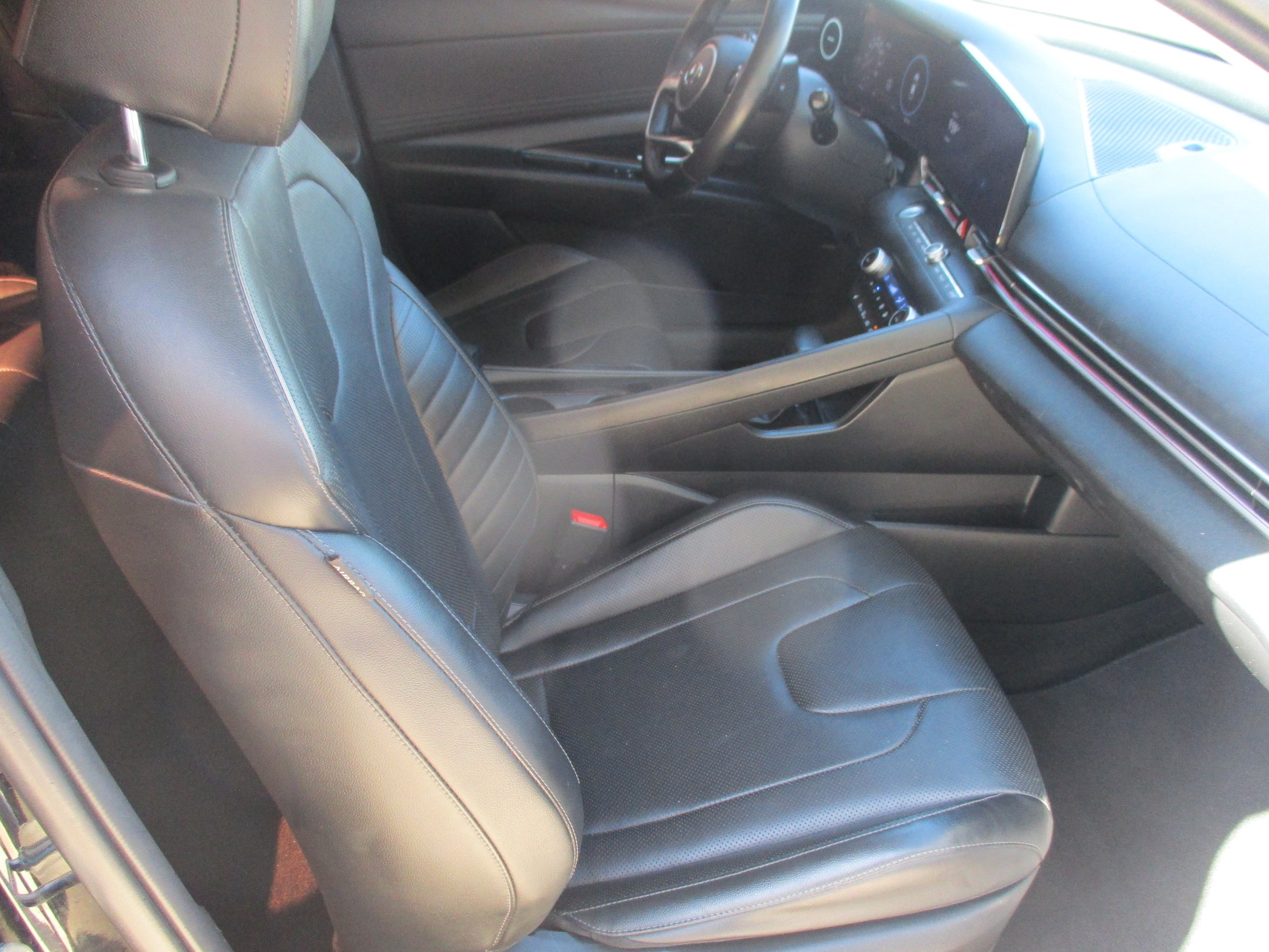 Used 2022 Hyundai Elantra Limited w/ Preferred Accessory Package FWD image 10