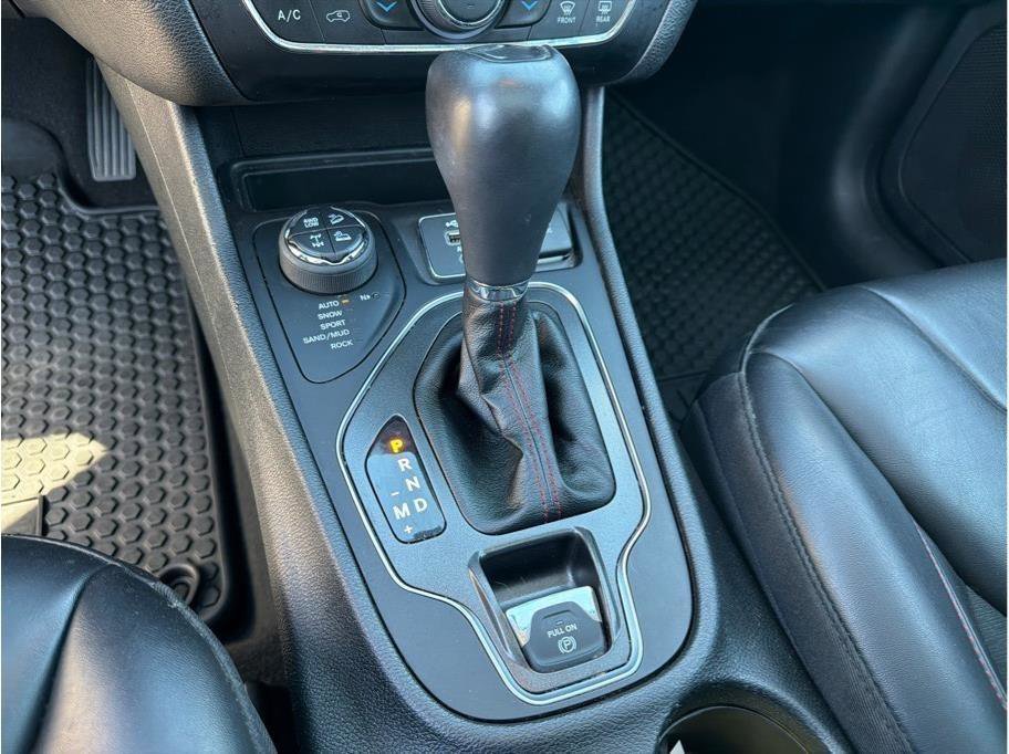 Used 2020 Jeep Cherokee Trailhawk w/ Technology Group image 19