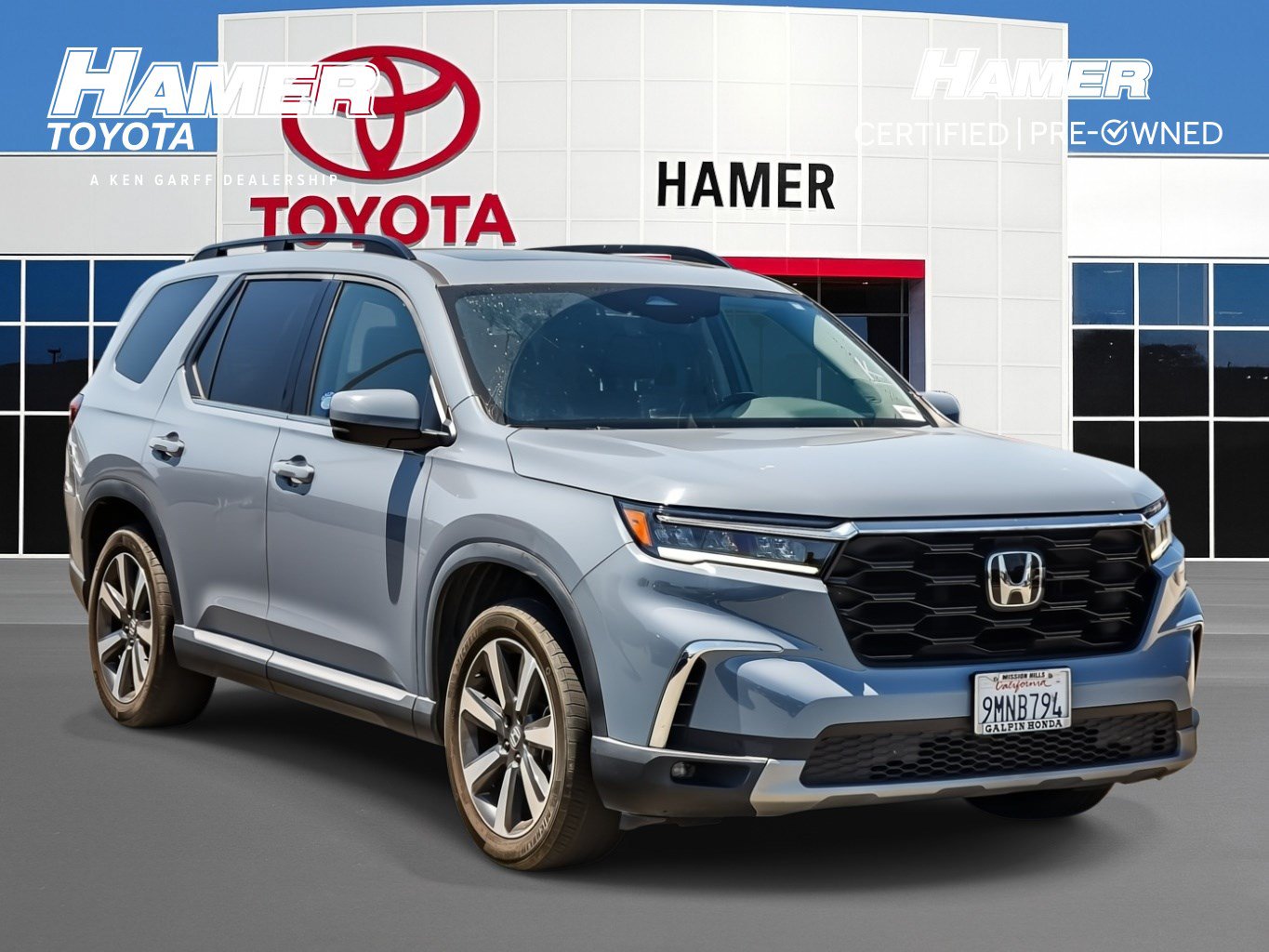 Used 2024 Honda Pilot Touring image 1