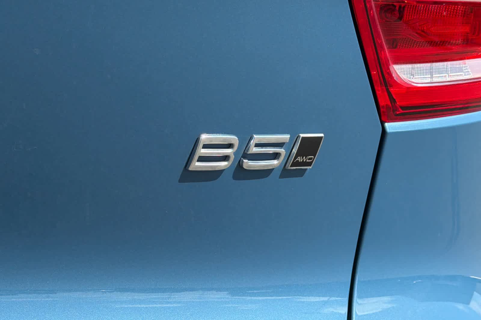 Used 2024 Volvo XC40 B5 Plus AWD/4WD image 32