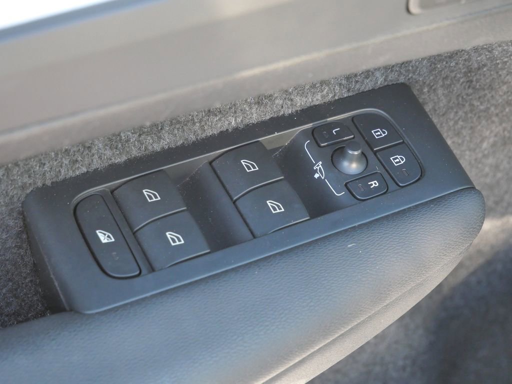 Used 2024 Volvo XC40 B5 Core image 31