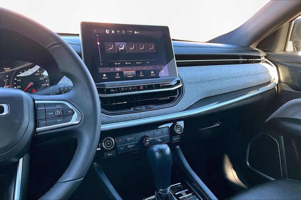 Used 2024 Jeep Compass Latitude image 6