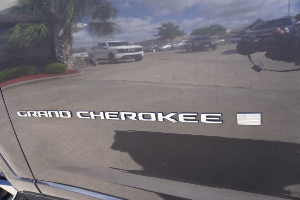 Used 2023 Jeep Grand Cherokee Overland w/ Luxury Tech Group IV AWD/4WD image 32