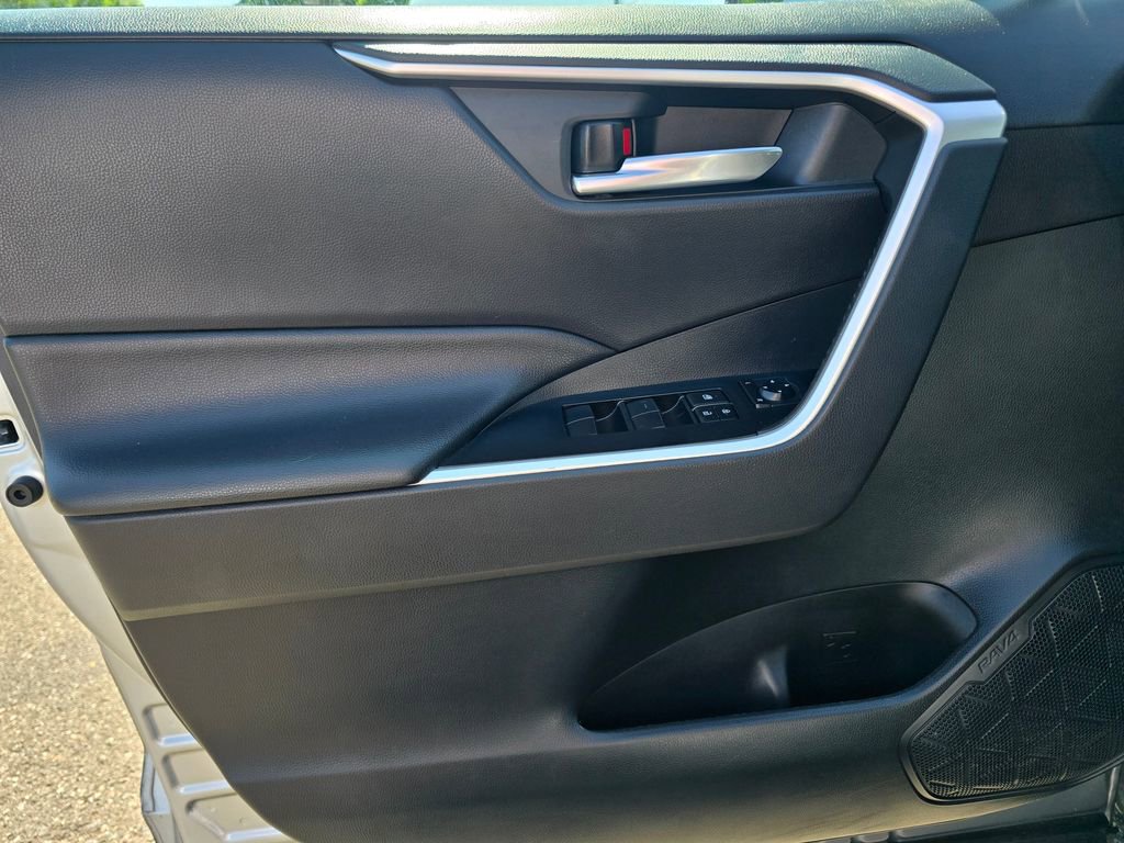 Used 2020 Toyota RAV4 XLE w/ Carpet Mat Package AWD/4WD image 13