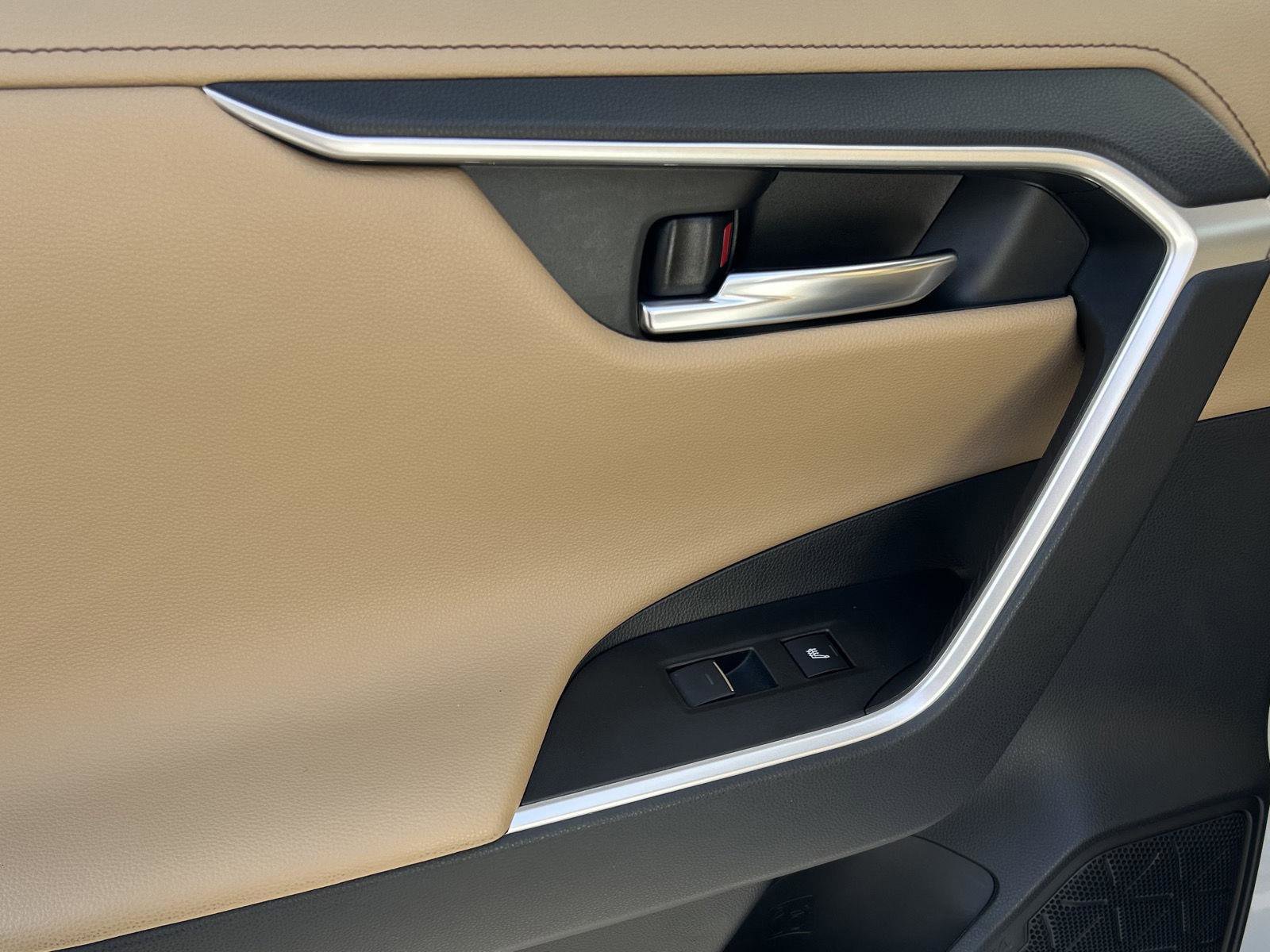 Used 2022 Toyota RAV4 Limited image 16