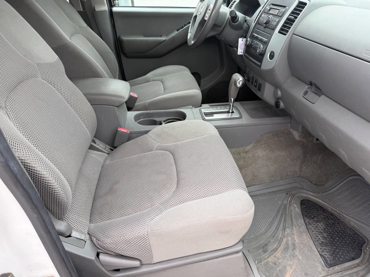 Used 2010 Nissan Frontier SE image 21