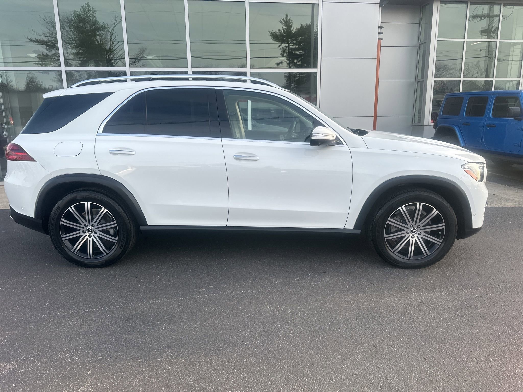 Used 2025 Mercedes-Benz GLE 350 4MATIC image 2