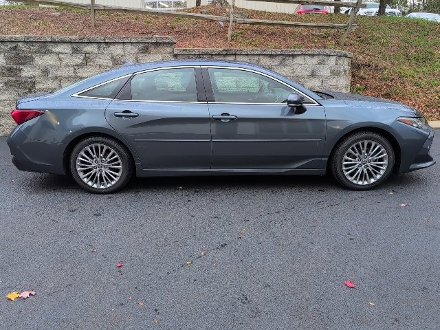 Used 2022 Toyota Avalon Limited image 2