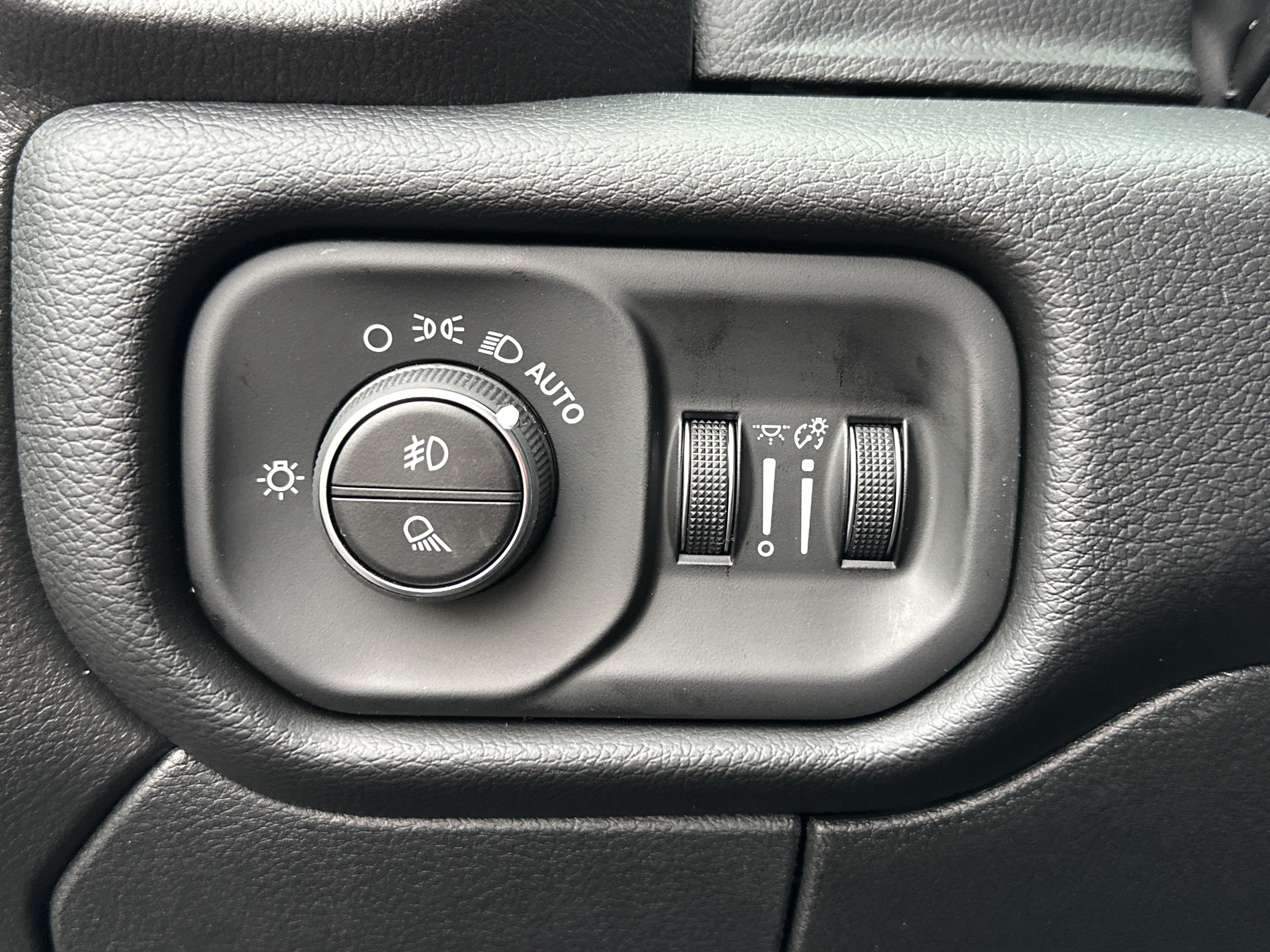New 2026 RAM 2500 Laramie AWD/4WD image 13