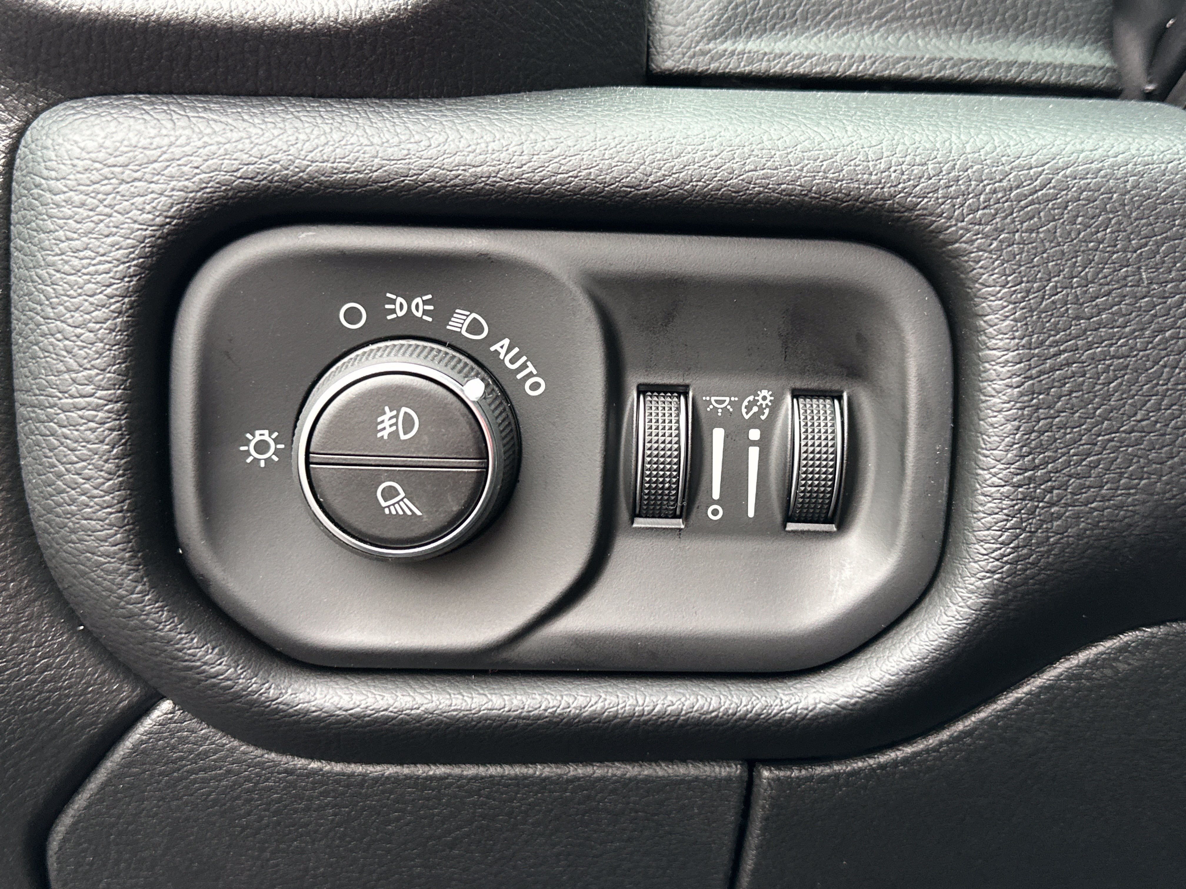 New 2026 RAM 2500 Laramie AWD/4WD image 13