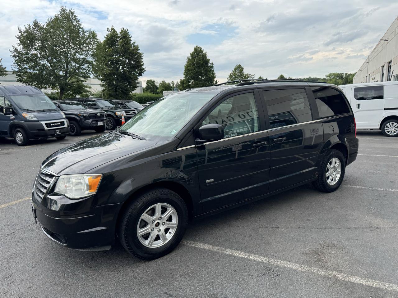 Used 2008 Chrysler Town & Country Touring FWD image 8