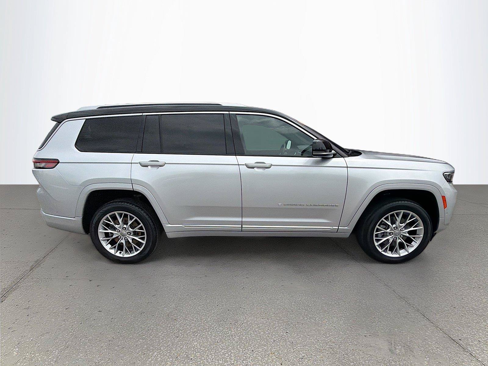 Used 2023 Jeep Grand Cherokee L Summit w/ Advanced Protech Group IV AWD/4WD image 3