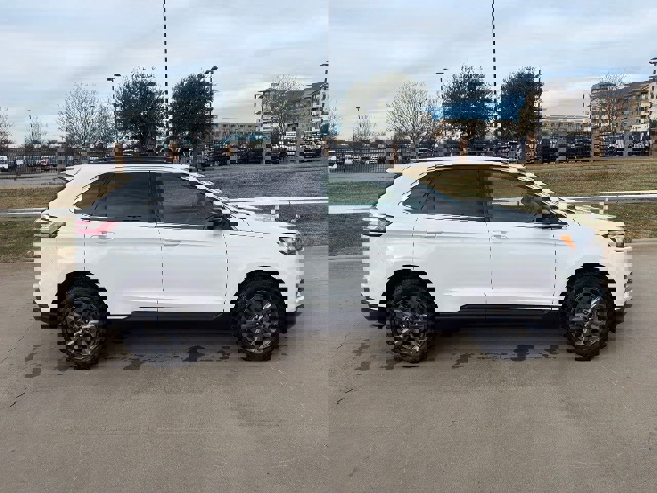 Used 2022 Ford Edge SEL w/ Sport Appearance Package image 3