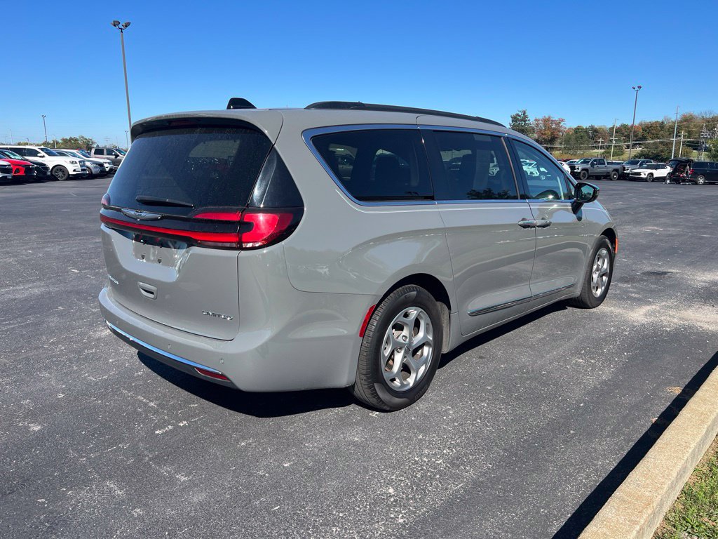 Used 2023 Chrysler Pacifica Limited w/ Uconnect Theater Family Group FWD image 3