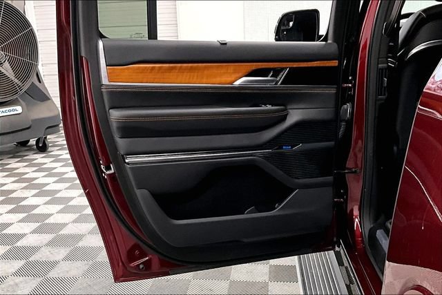 Used 2025 Jeep Grand Wagoneer L Series III w/ Rear-Seat Entertainment Group AWD/4WD image 22