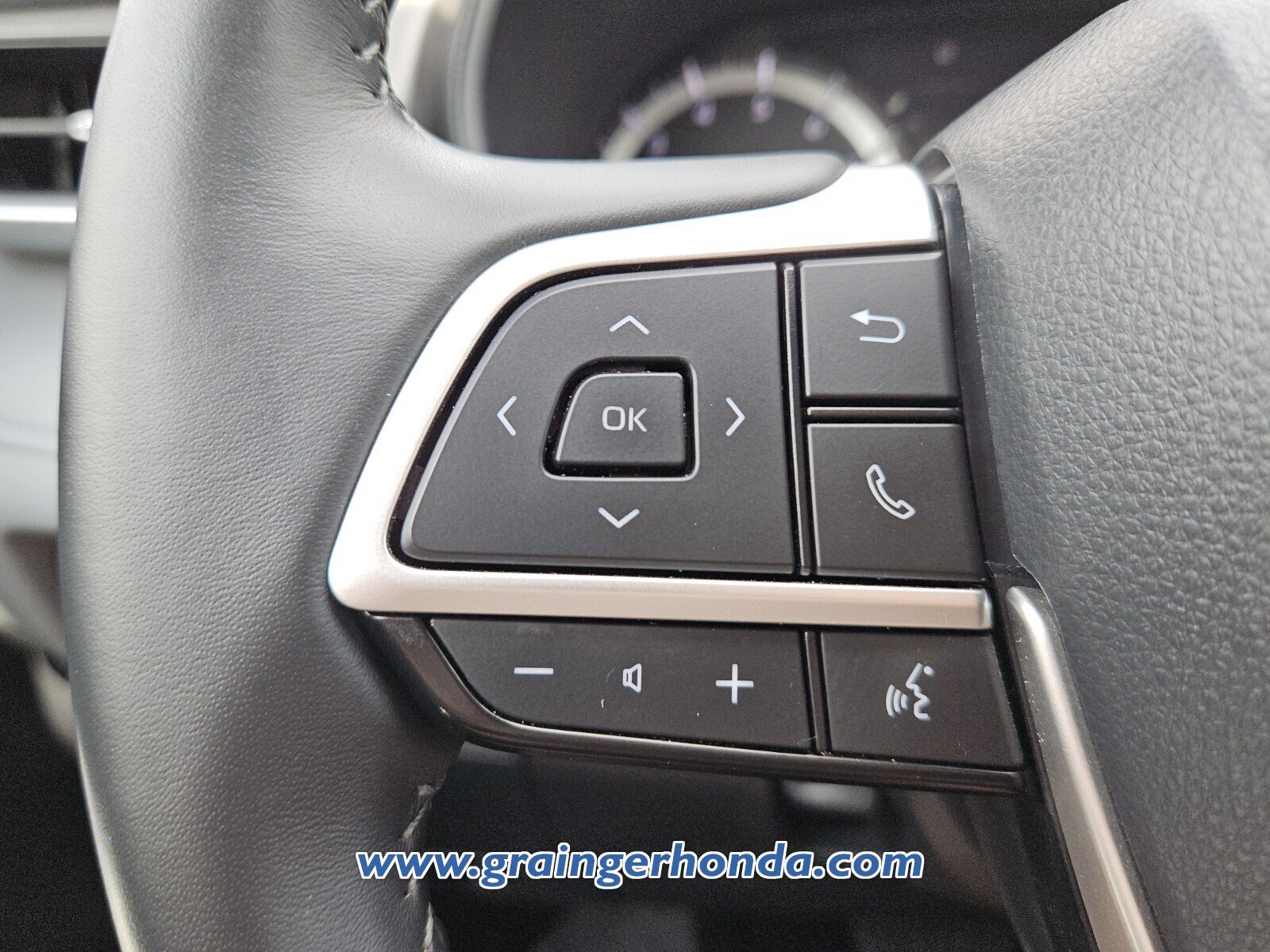 Used 2024 Toyota Highlander LE FWD image 19