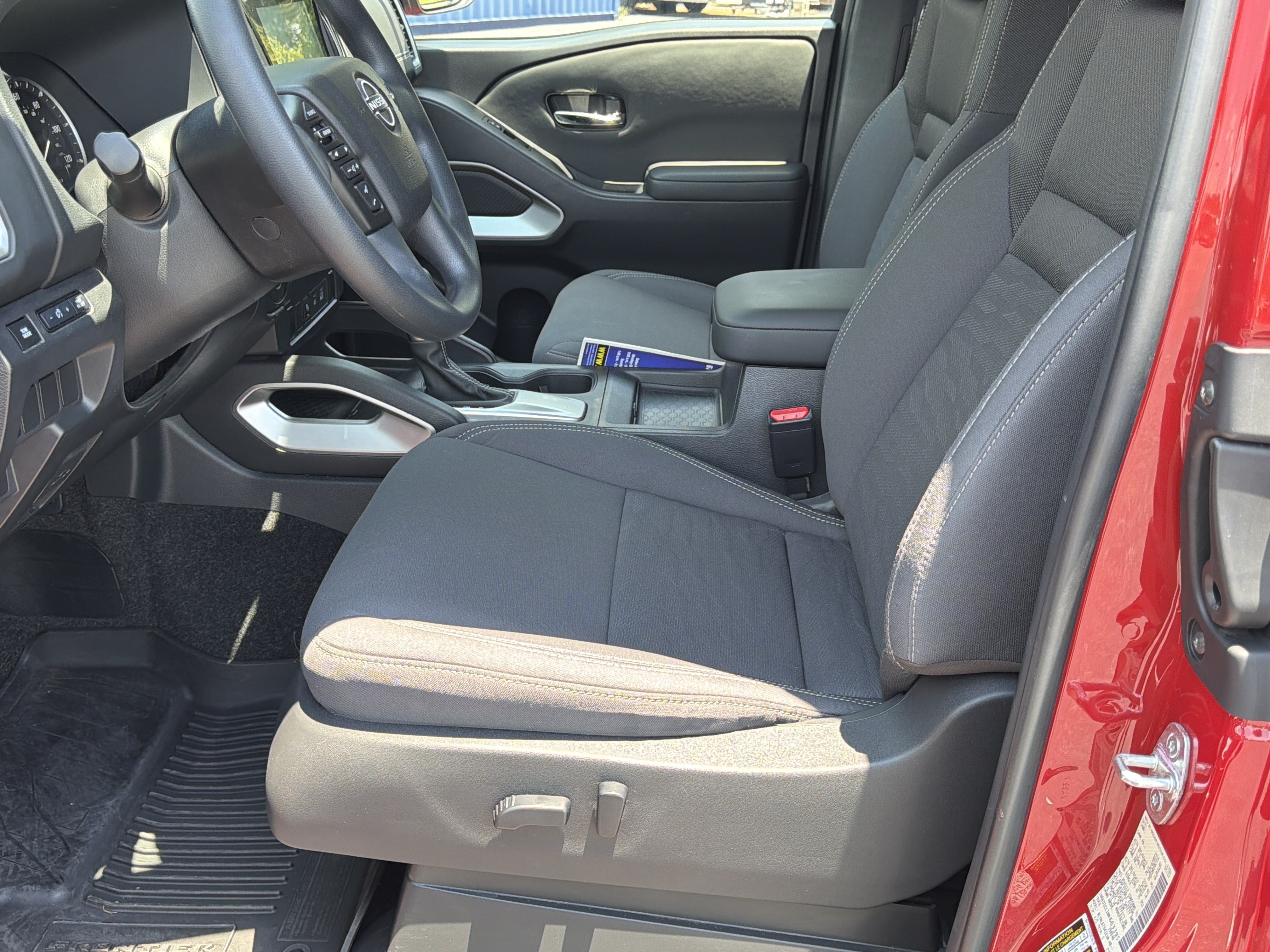 Used 2022 Nissan Frontier SV w/ Technology Package RWD image 9