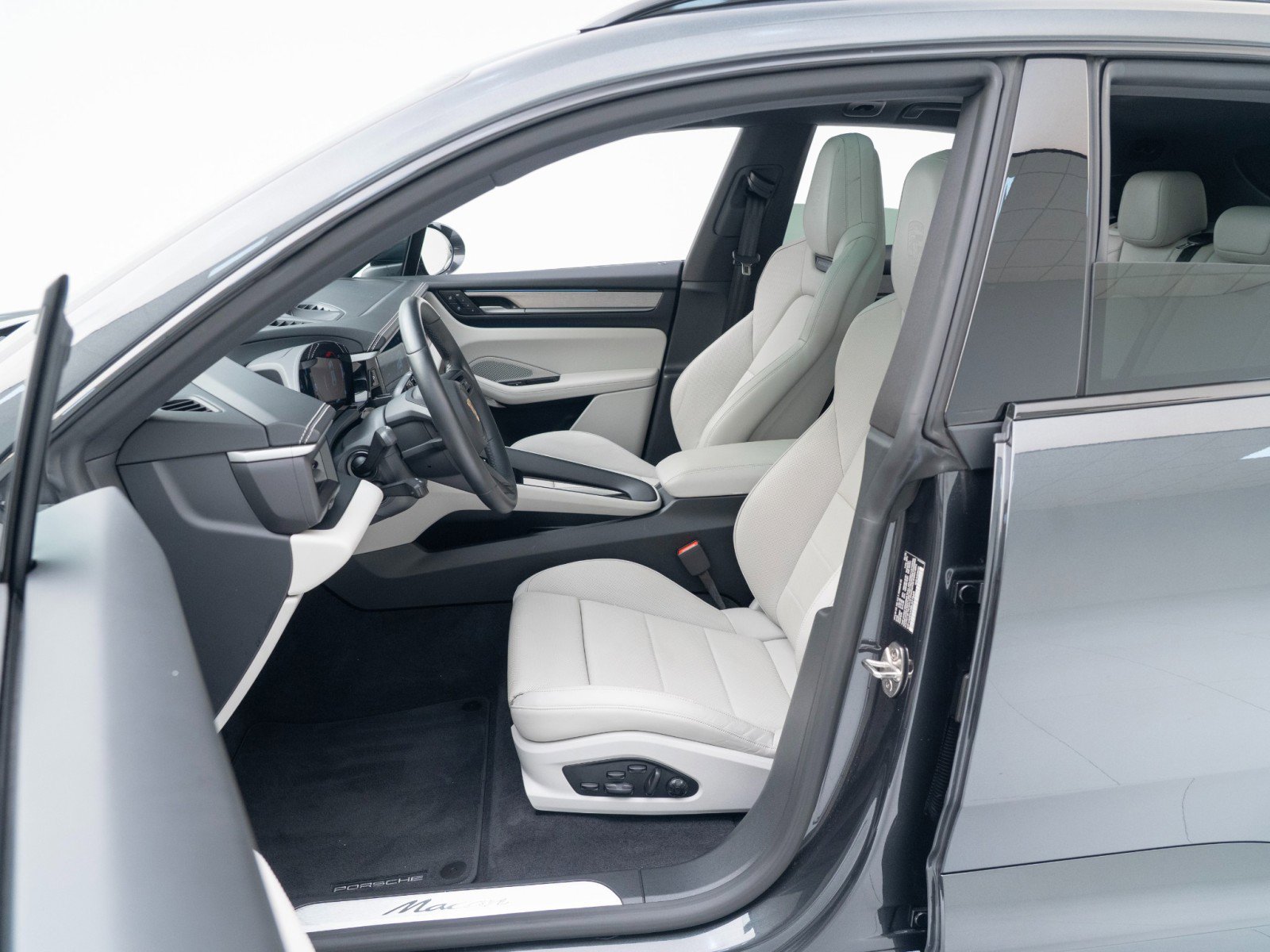 Certified 2025 Porsche Macan Electric image 18