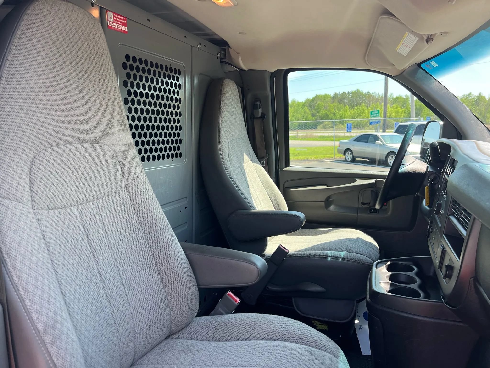 Used 2015 Chevrolet Express 2500 RWD image 15
