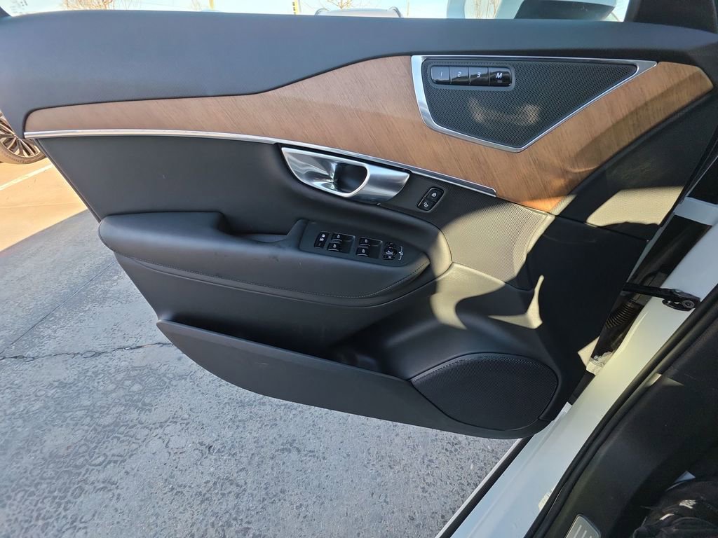 Certified 2025 Volvo XC90 B6 Plus image 38