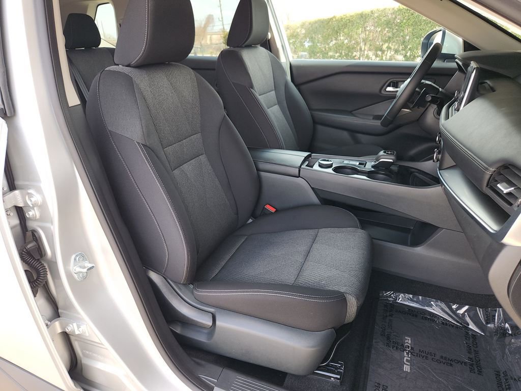 Used 2025 Nissan Rogue SV AWD/4WD image 15