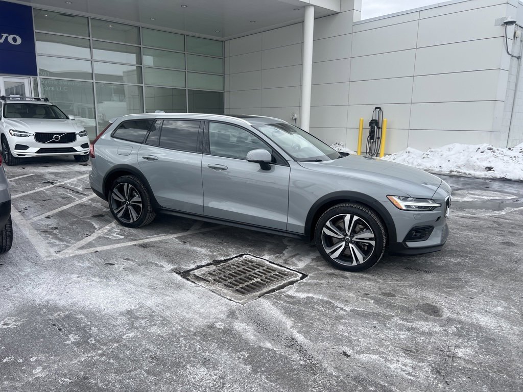 Certified 2025 Volvo V60 B5 Cross Country Plus image 2