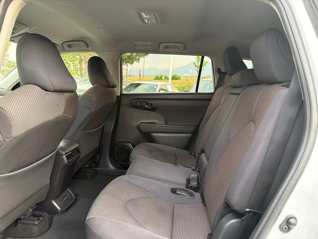 Used 2024 Toyota Highlander LE AWD/4WD image 19