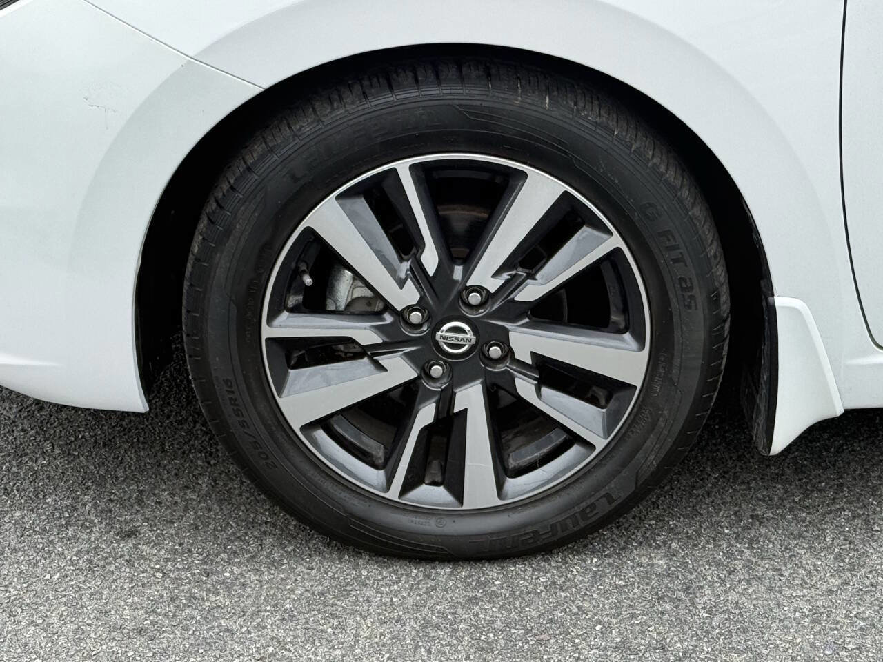 Used 2020 Nissan Versa SV image 27