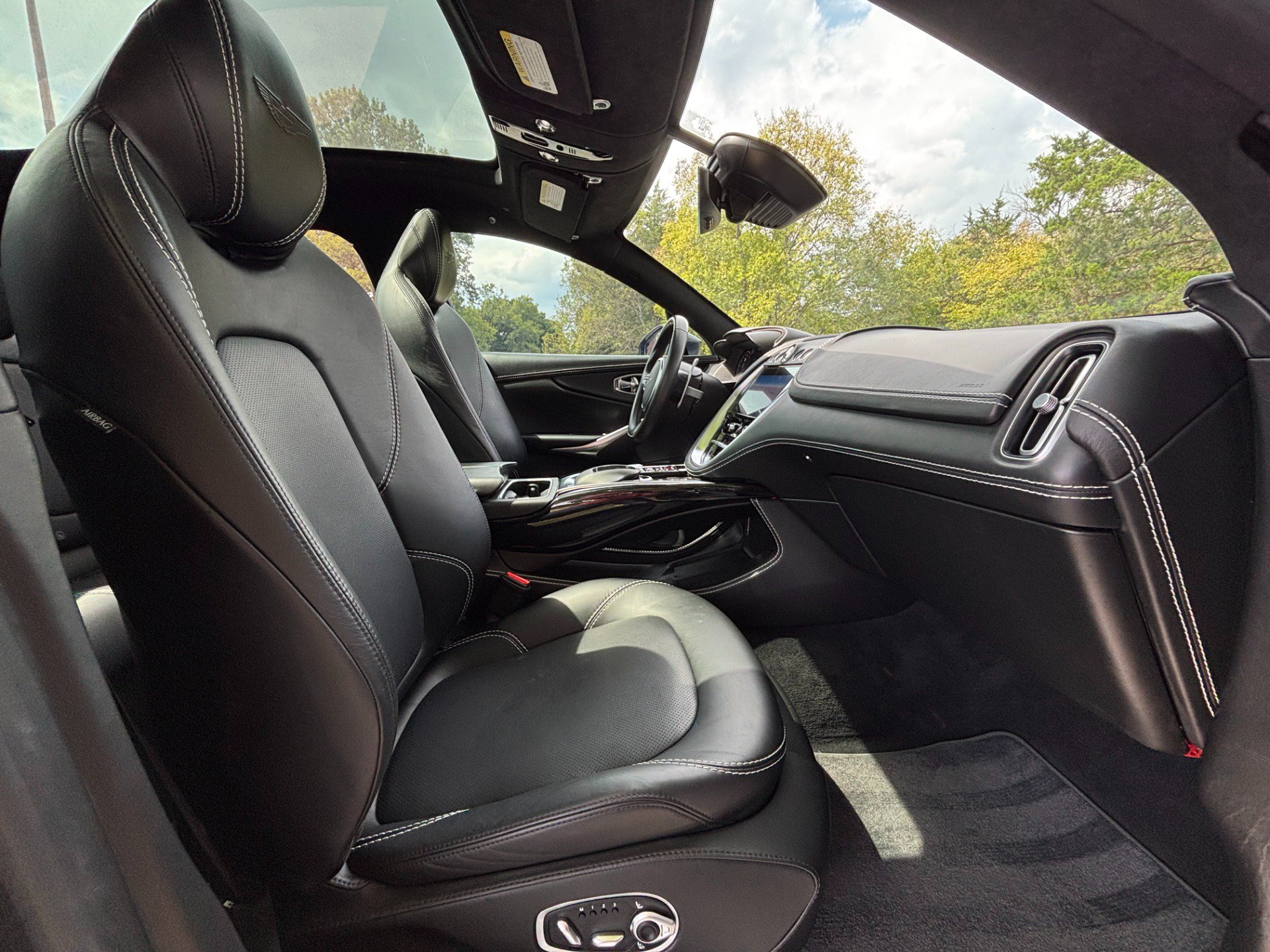 Used 2021 Aston Martin DBX AWD/4WD image 25