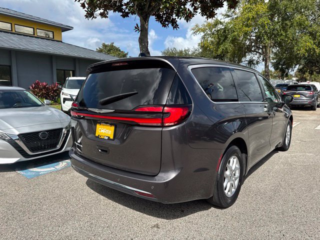 Used 2023 Chrysler Pacifica Touring-L FWD image 7