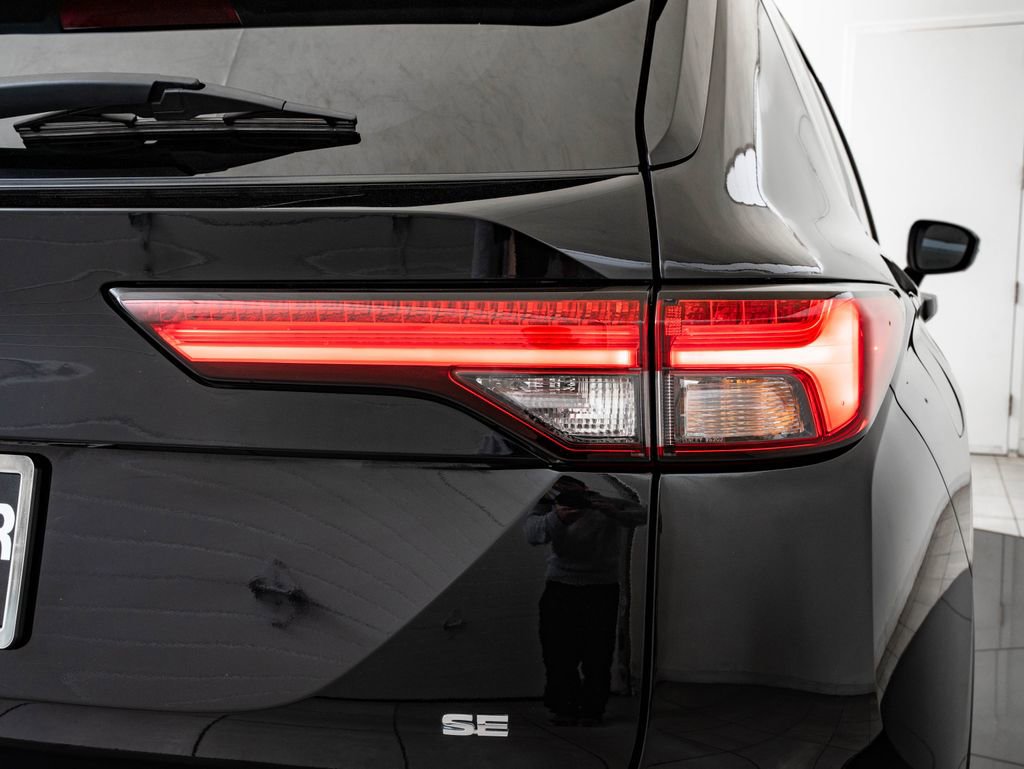 Used 2024 Mitsubishi Outlander SE image 9