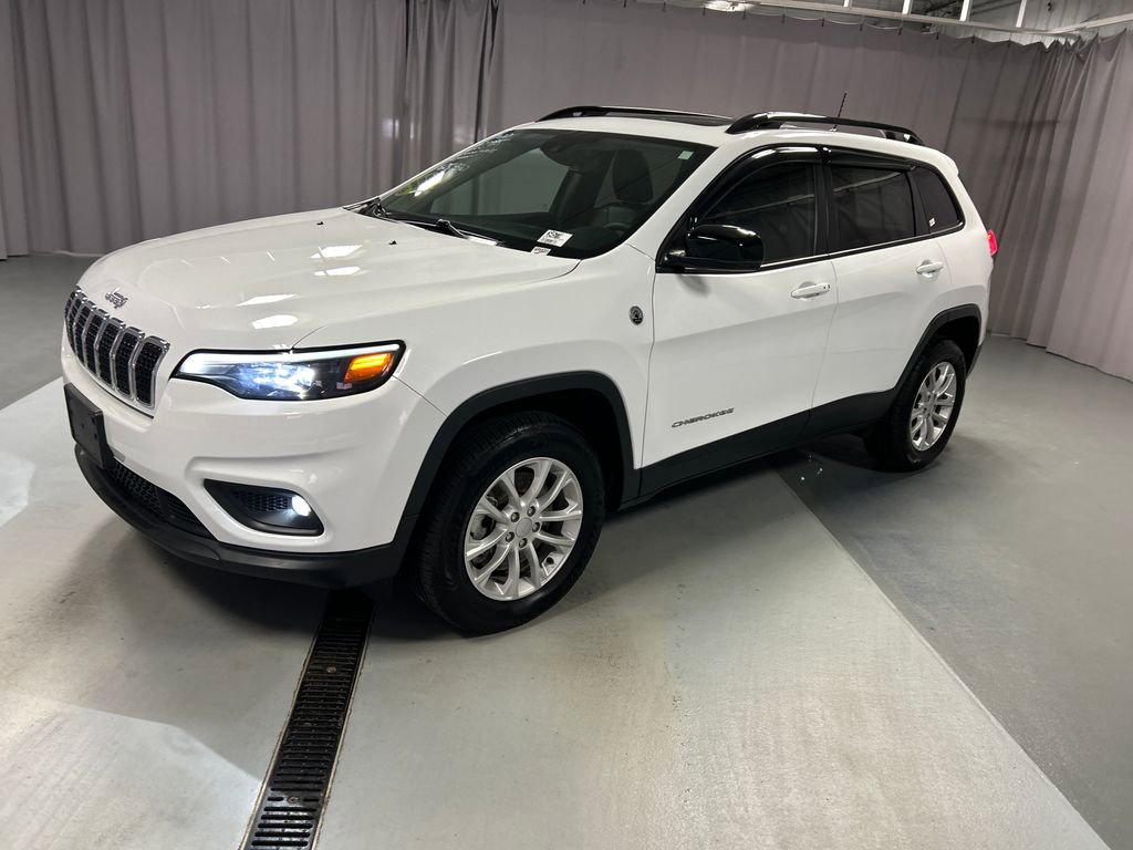 Used 2022 Jeep Cherokee Latitude Lux w/ Sun & Sound Group AWD/4WD image 3