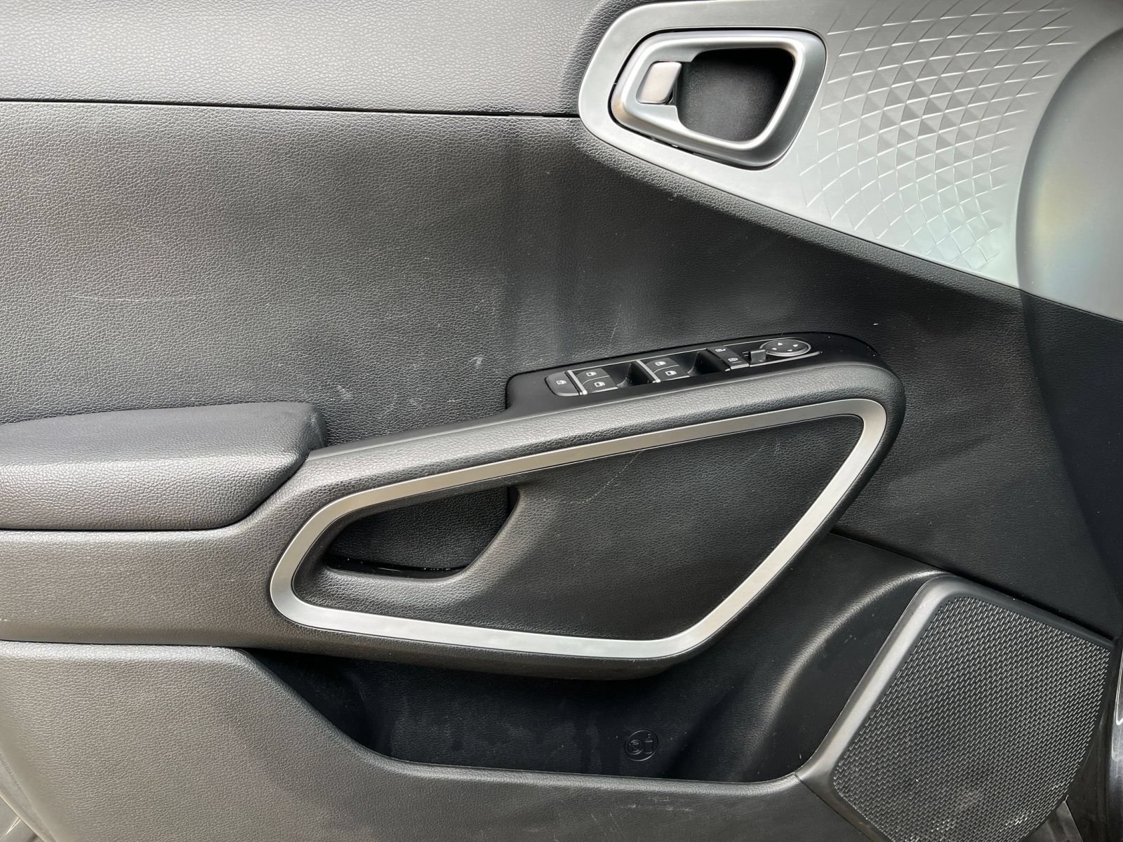 Used 2025 Kia Soul LX w/ LX Technology Package FWD image 15