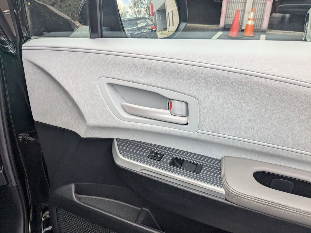 Used 2025 Toyota Sienna LE image 31