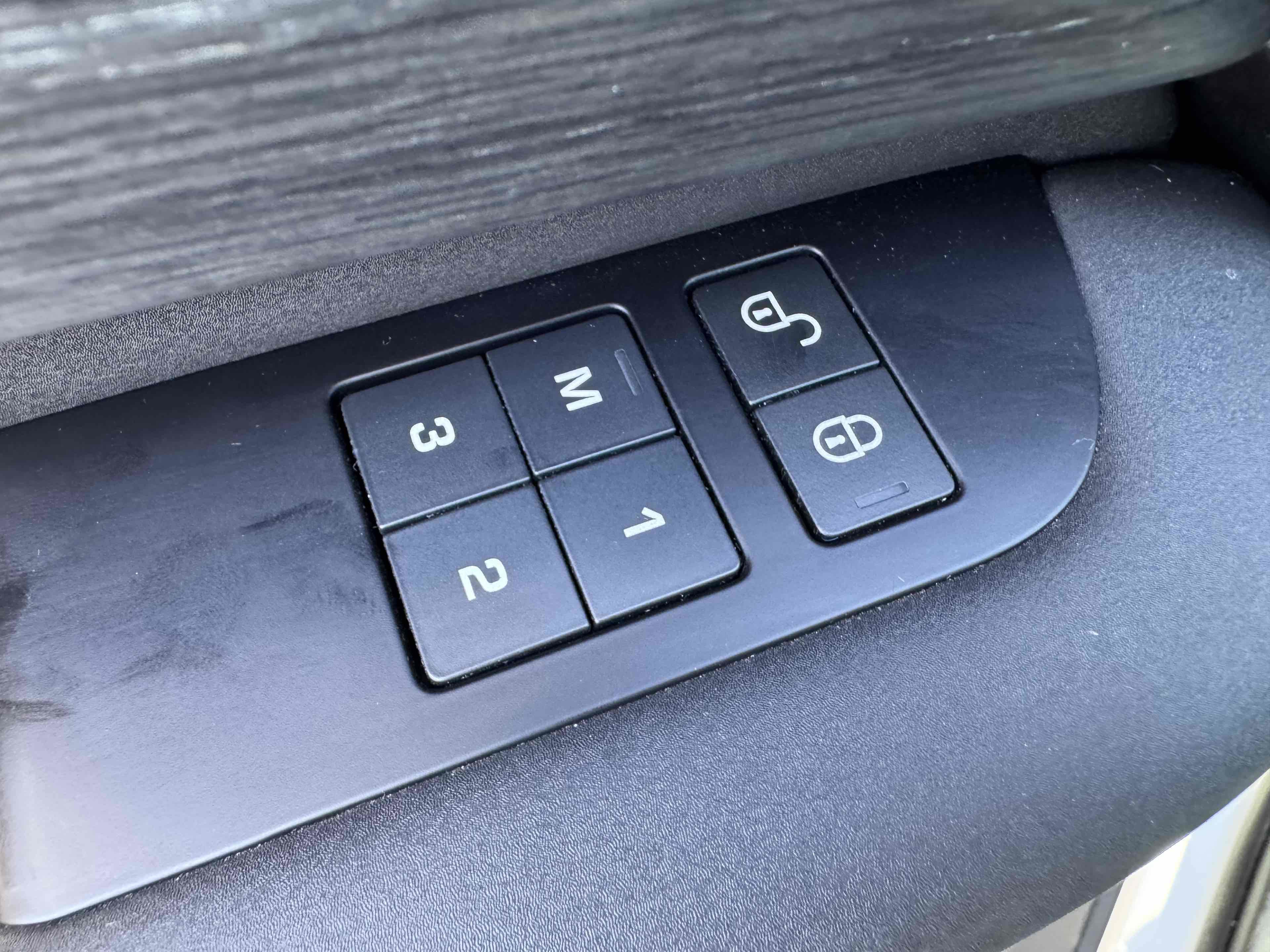 Used 2018 Land Rover Discovery HSE AWD/4WD image 38