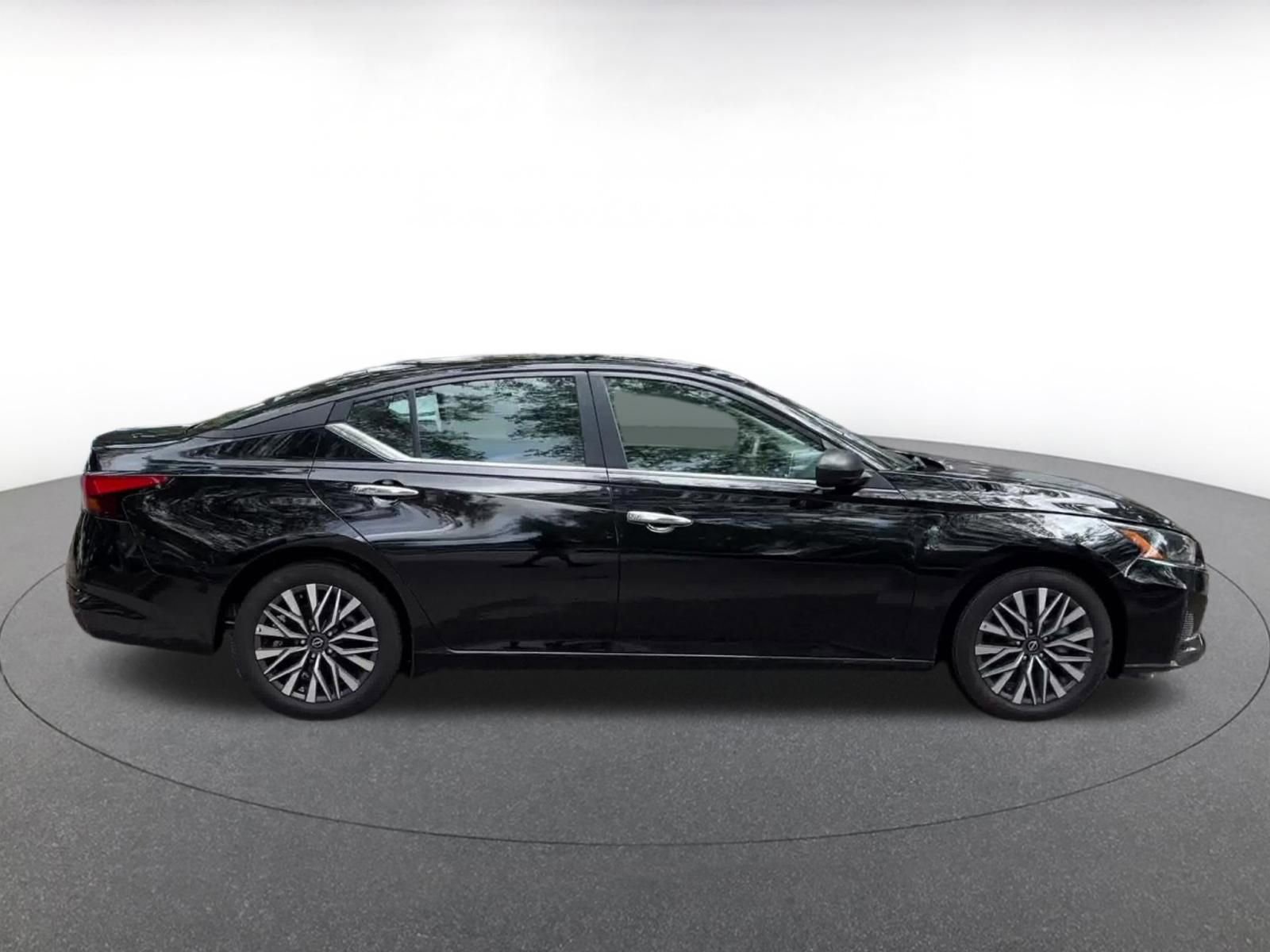 Used 2025 Nissan Altima 2.5 SV FWD image 16
